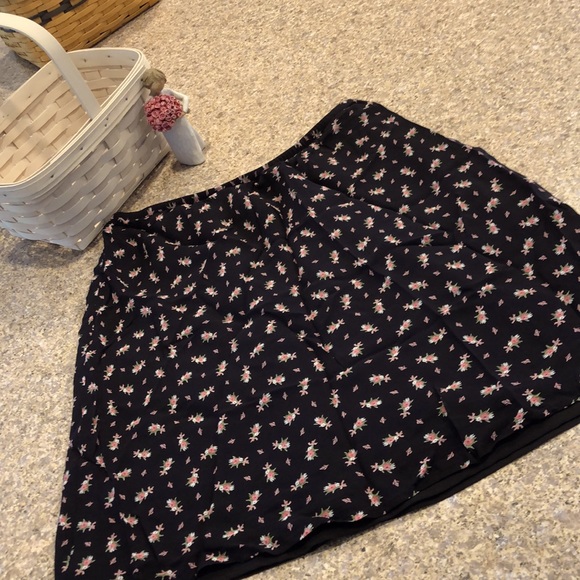 L.L. Bean Dresses & Skirts - Freeport Studio Floral Skirt Size Medium Petite